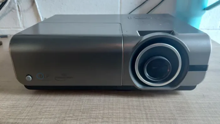 PROJETOR OPTOMA TH1060P FULL HD 1080P - SOM EMBUTIDO- IMAGEM FULL HD