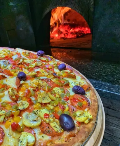 Pizzaiolo/ forneiro com experiência em forno à lenha