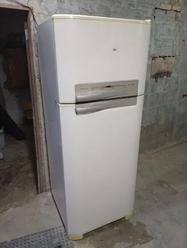 Geladeira Electrolux branca aceito cartão