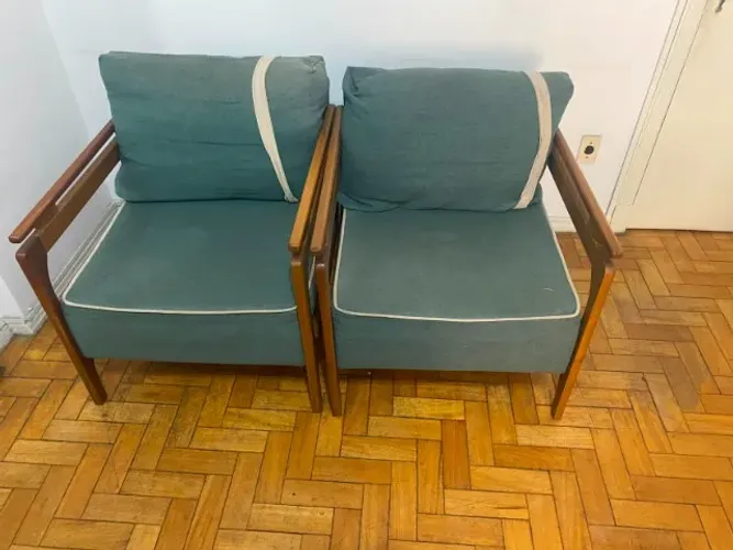 Vendo 2 Poltronas semi-usadas de madeira escura com estofado de linho verde bandeira.