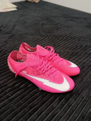 Chuteira mercurial, usada apenas 3 vezes. Muito nova, chuteira de trava para campo.