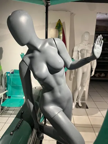 Manequim feminino em fibra