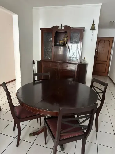 Cristaleira e Mesa com cadeiras
