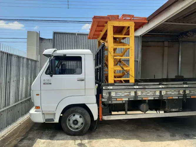 Plataforma Elevatória Elétrica/Hidráulica 7m - 500kg - Operação com Controle Remoto