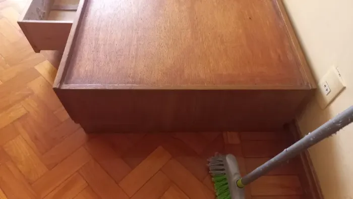Cama de solteiro em madeira com duas gavetas