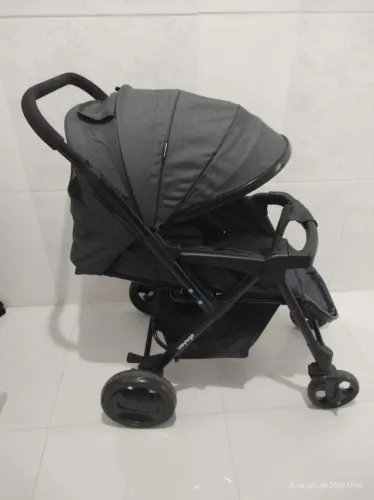 Vendo carrinho de bebê Voyage trip preto grande