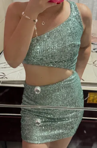 Vestido elegante tubinho curto, com abertura dos lados de paetê verde água