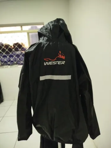 Vendo capa de chuva .
