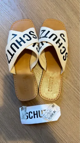 Rasteira X Schutz Logo na cor Off-White/Preto