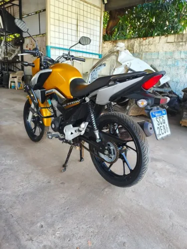 Titan muito conservada