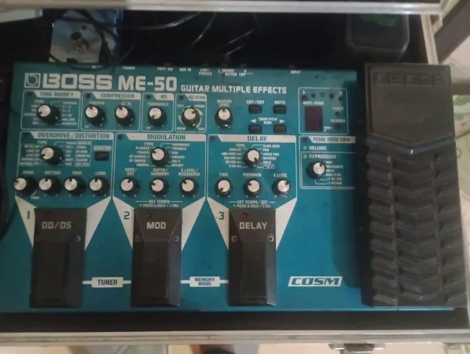 Pedaleira Boss me-50