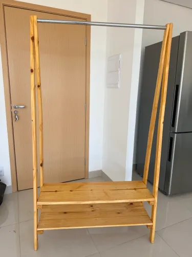 Arara de roupas com sapateira e cabideiro