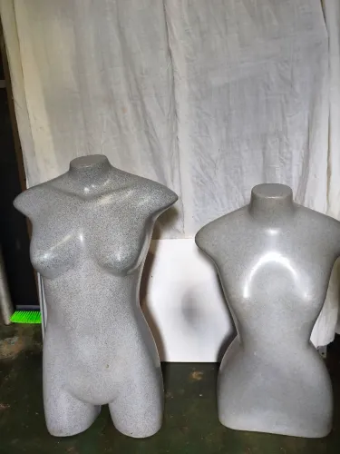 Manequins, cabides e arara para lojas.