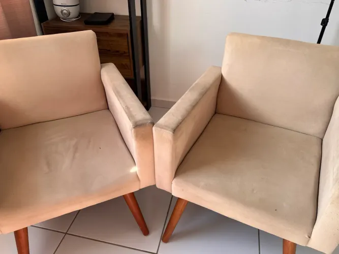 Poltronas estofadas.