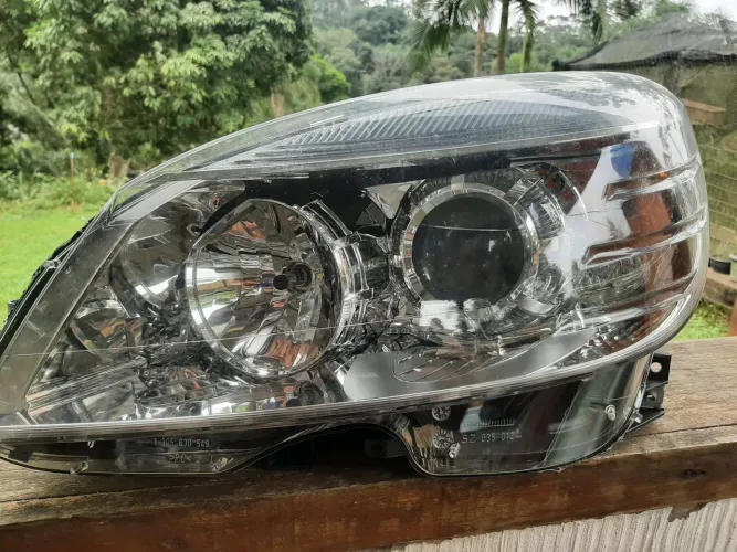 Farol Mercedes C180 LE.