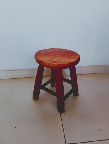 Banco envernizado 28 cm de altura
