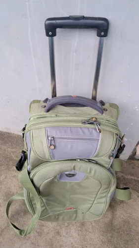 Mochila verde com rodinhas