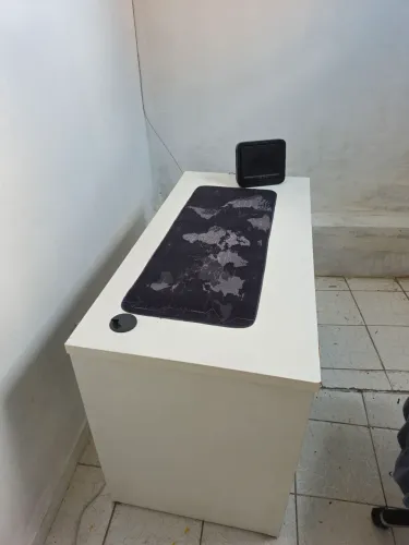 Mesa para PC com gaveta.