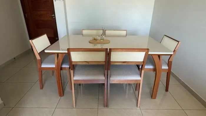 Mesa de jantar com 6 cadeiras