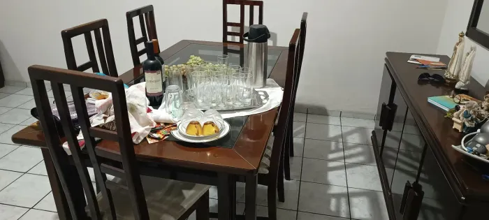 Vendo jogo de sala de jantar com 6 cadeiras, 1 bofê, 1 espelho e uma mesa