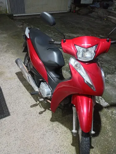 Moto muito boa baixa quilometragem km 15.175. Usada somente para ir e ver do trabalho 