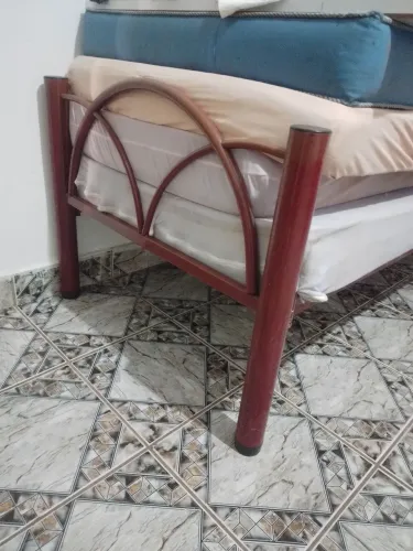 Vendo-se 4 cama de solteiro 170 cada uma, e leva os colchão de brinde.