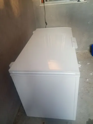 Vendo freezer branca grande com uma tampa bi volts