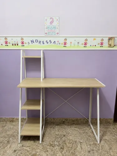 Vendo escrivaninha em perfeito estado.