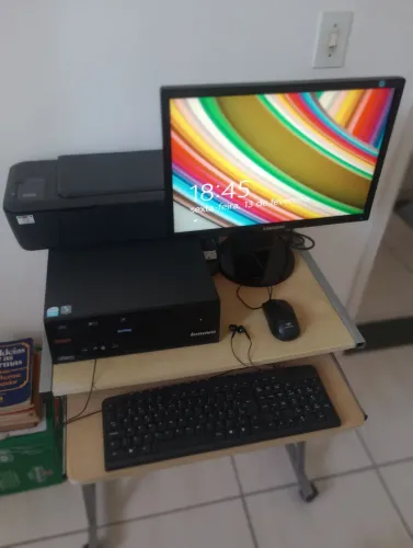 PC Lenovo, gabinete horizontal, monitor Samsung 20" giratório, HD 300, 64 bits, Ram 8 gb"