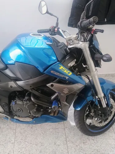 Suzuki GSR 750