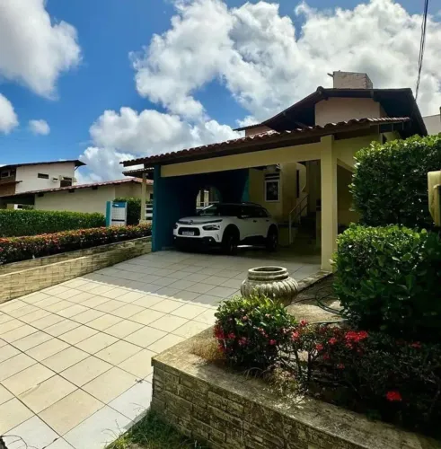 Casa à venda com 4 quartos e 2 suítes - Condomínio Fechado