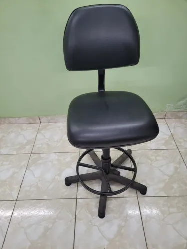 Cadeira Alta Alberflex com Regulagem de Altura e Apoio para Pés