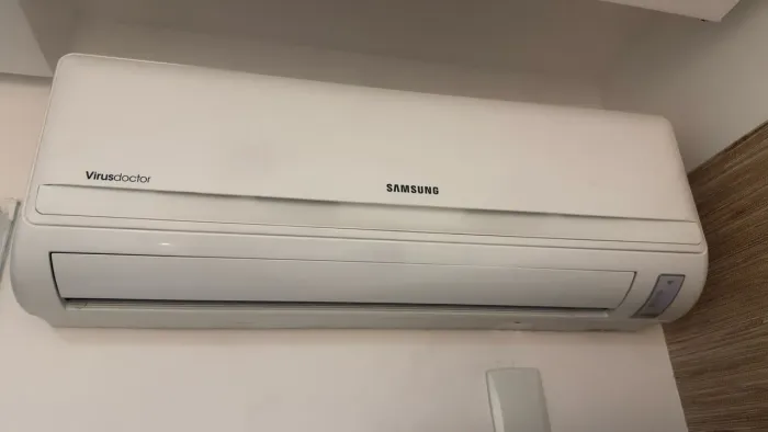 Ar condicionado em ótimo estado, funcionando perfeitamente