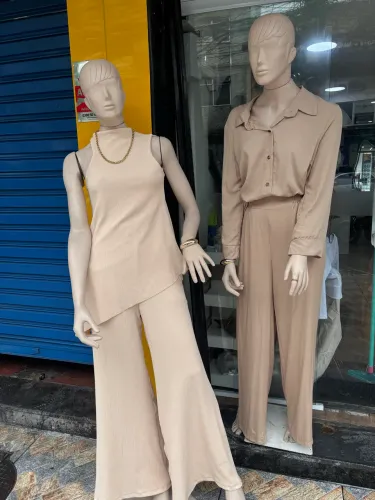 Manequins de loja, já com o suporte.