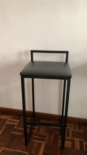 Par de banquetas metal e assento de couro