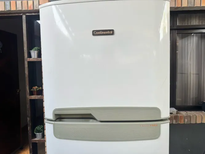 Vendo geladeira continental frost free 379 litros