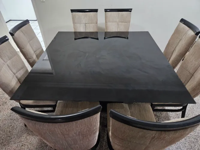 Mesa quadrada (1,8m) preta com 8 cadeiras estofadas (Alto Padrão)