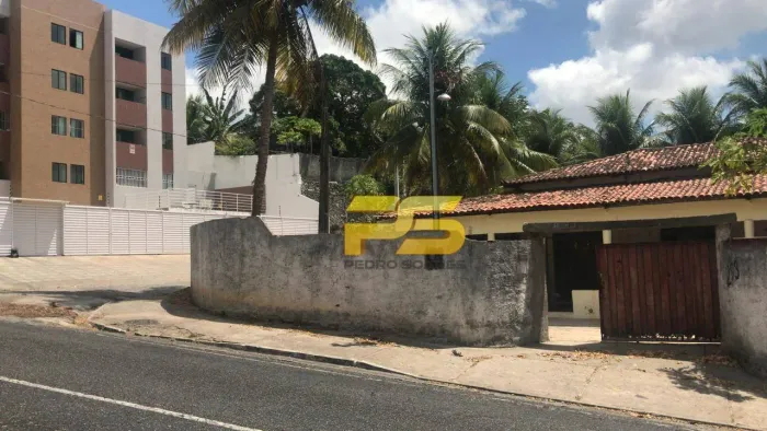 Casa com Terreno Amplo à Venda Jaguaribe, João Pessoa