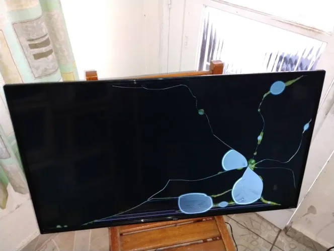 TV LED SMart Philco 42 Polegadas Modelo PTV42G52RCF Defeito Tela trincada Ligando