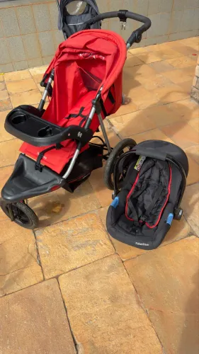Carrinho de bebê com bebê conforto Fisher Price