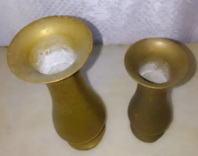 Par de vasos floreiras indianos metal dourado ricamente decorado em baixo relevo