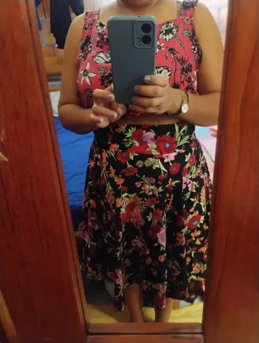 Vendo saia nova comprimento midi veste do p ao m