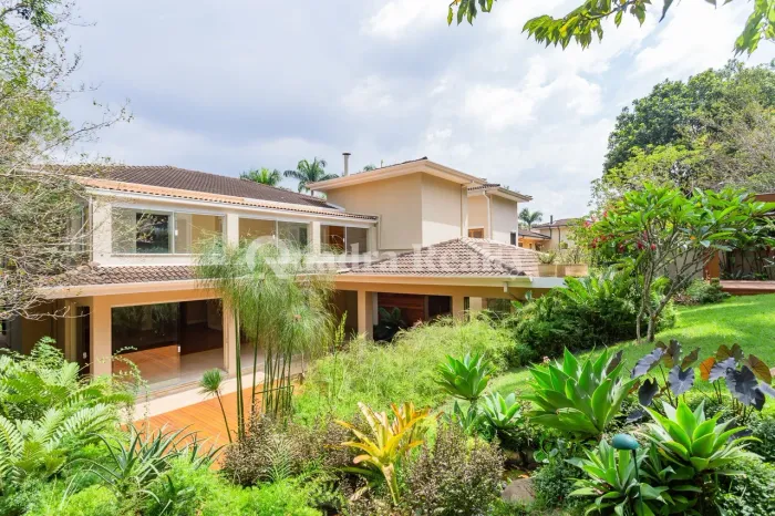 Casa em condomínio fechado com amplo jardim