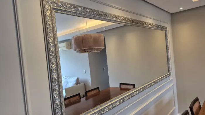 Espelho decorativo com moldura clássica
