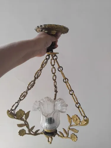 Vende-se um Lustre Solitário.