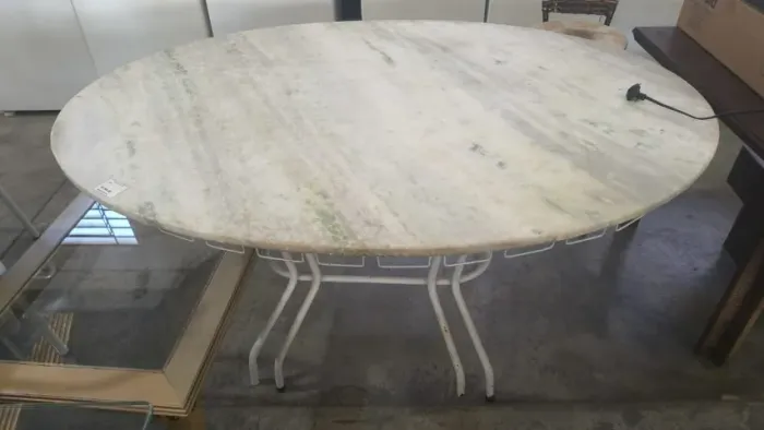 Mesa Oval com Tampo de Granito