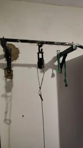 Barra fixa com polia alta ideal pra treinos em casa