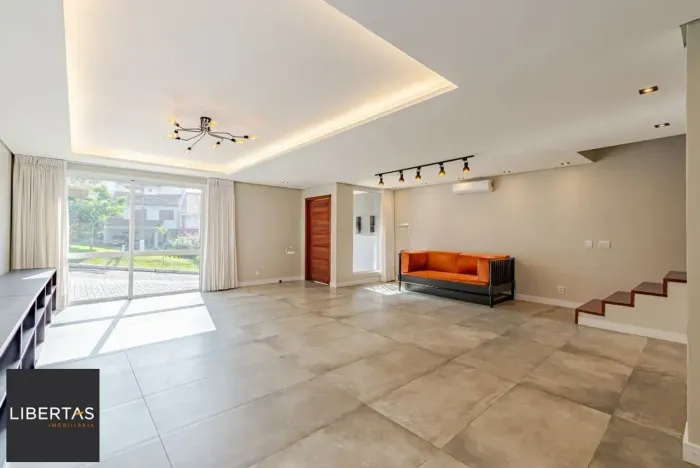 Casa em condomínio com piscina e salão privativo na Vila Nova