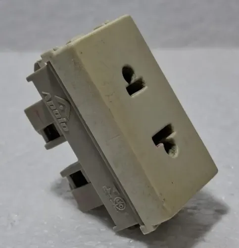 MóduloTomada Universal 2P Sem Terra - Antiga Apoio/ Usado