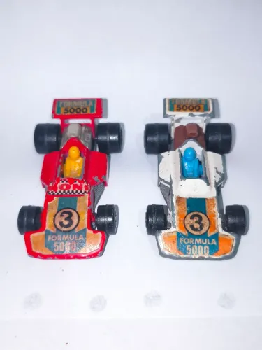 Dupla de carros Matchbox Fórmula 5000. Itens raros de colecionador em bom estado. 